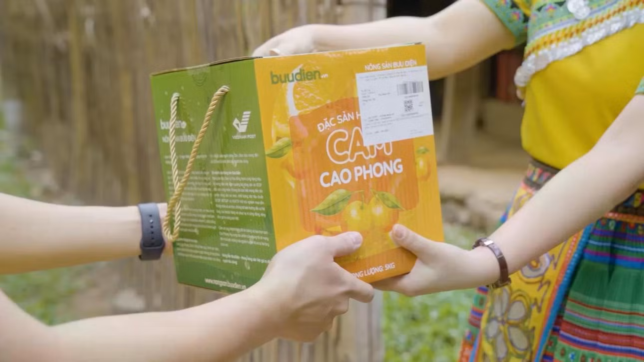 Các sản phẩm OCOP được ưu tiên đưa lên tiêu thụ trên sàn thương mại điện tử. Ảnh: Thu Giang