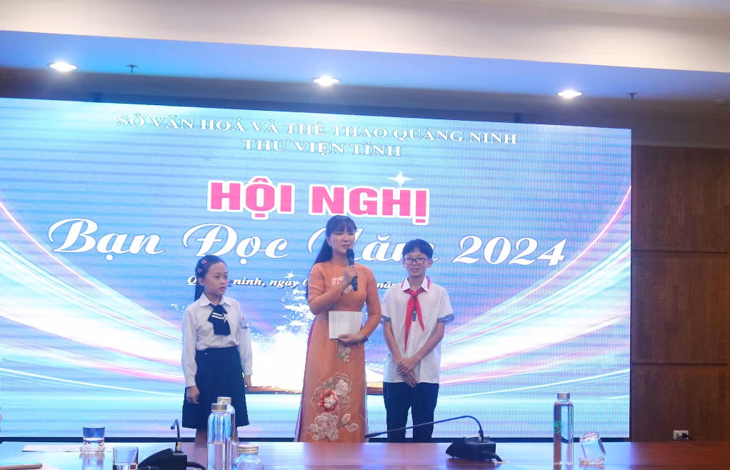 Các bạn đọc đoạt giải cao trong cuộc thi Đại sứ văn hóa đọc Quốc gia và cuộc thi Kể chuyện sách do Thư viện tỉnh tổ chức chia sẻ kinh nghiệm đọc sách.