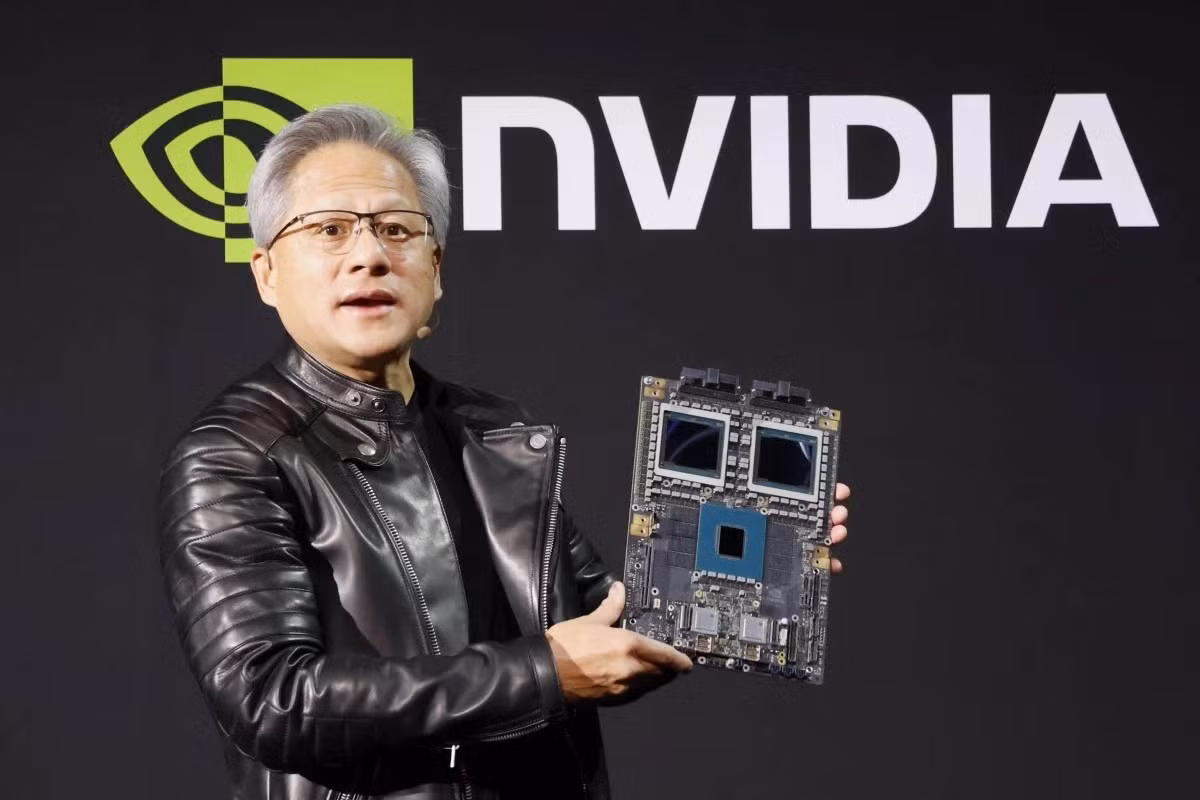 CEO Nvidia Jensen Huang phát biểu tại một sự kiện về AI tại Tokyo ngày 13/11. Ảnh: Kyodo