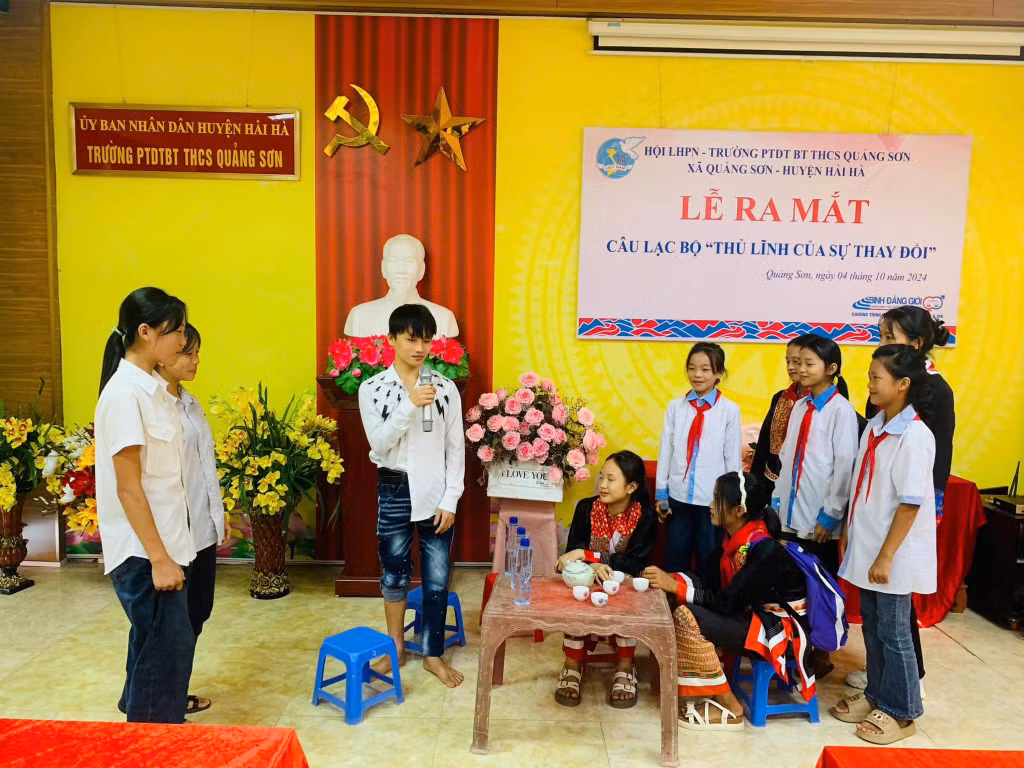 CLB "Thủ lĩnh của sự thay đổi" Trường Phổ thông dân tộc bán trú THCS Quảng Sơn (huyện Hải Hà) tổ chức tuyên truyền về bình đẳng giới qua hình thức sân khấu hóa.