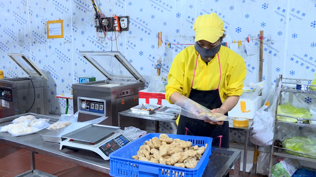 HTX Thương mại và Chế biến thực phẩm Khánh Đan, thị trấn Đầm Hà (huyện Đầm Hà) phấn đấu cung cấp đủ số lượng sản phẩm cho các đơn hàng dịp cuối năm.