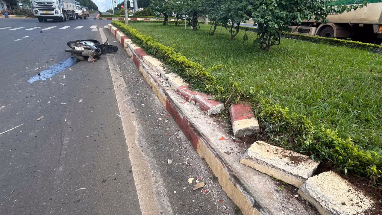 Một đoạn vỉa hè bị cày nát. Ảnh: N.H