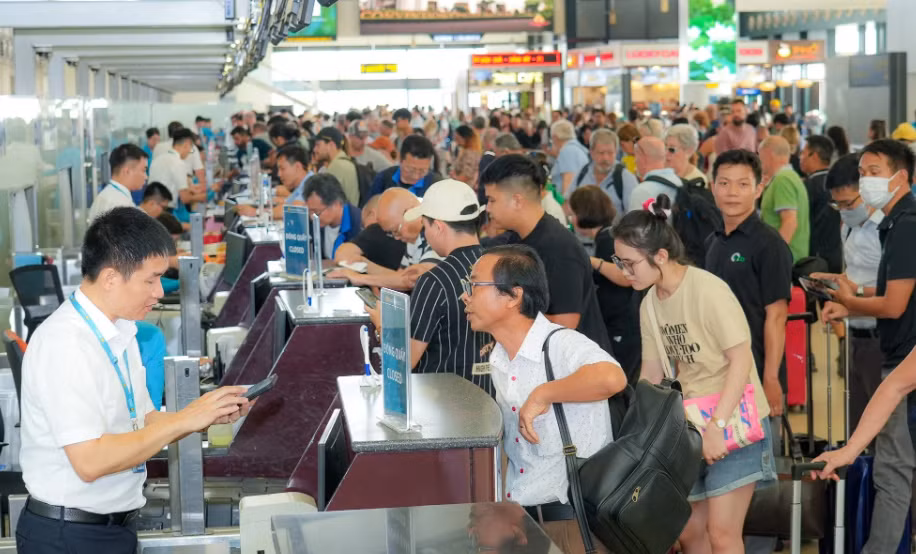 Giá vé máy bay Tết 2025 tăng cao, hết hạng phổ thống - Ảnh 1.