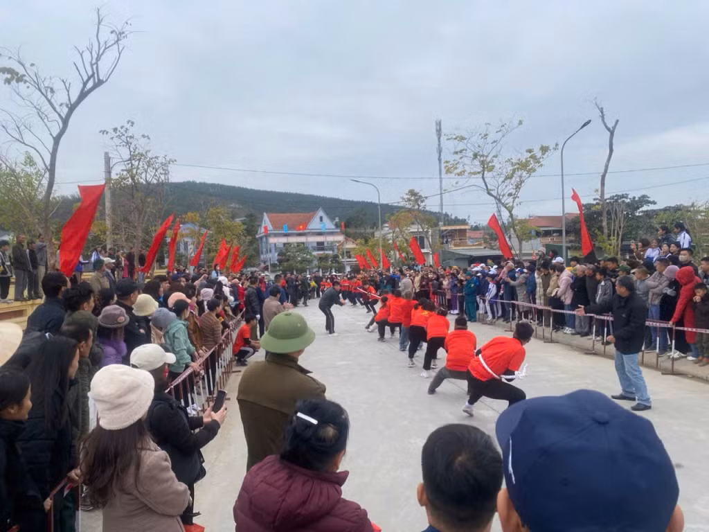 Các trò chơi dân gian tại lễ hội đã diễn ra rất sôi nổi, thu hút đông đảo người dân và du khách tham gia.