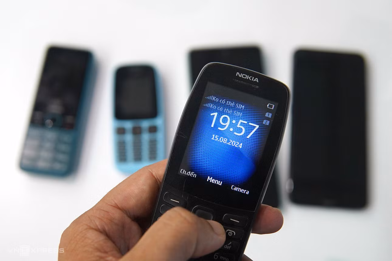 Điện thoại "cục gạch" Nokia trước thời điểm tắt sóng 2G. Ảnh: Lưu QuýĐiện thoại "cục gạch" Nokia trước thời điểm tắt sóng 2G. Ảnh: Lưu Quý