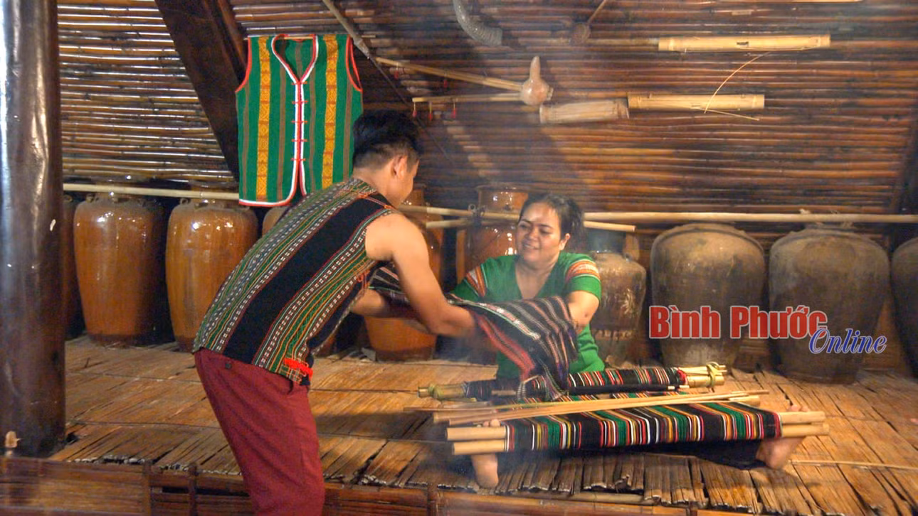 Những hình ảnh về sự tiếp nối và phát triển của nghề đan gùi và dệt thổ cẩm của người S'tiêng trên đất Bù Đăng - Ảnh: Từ Huy