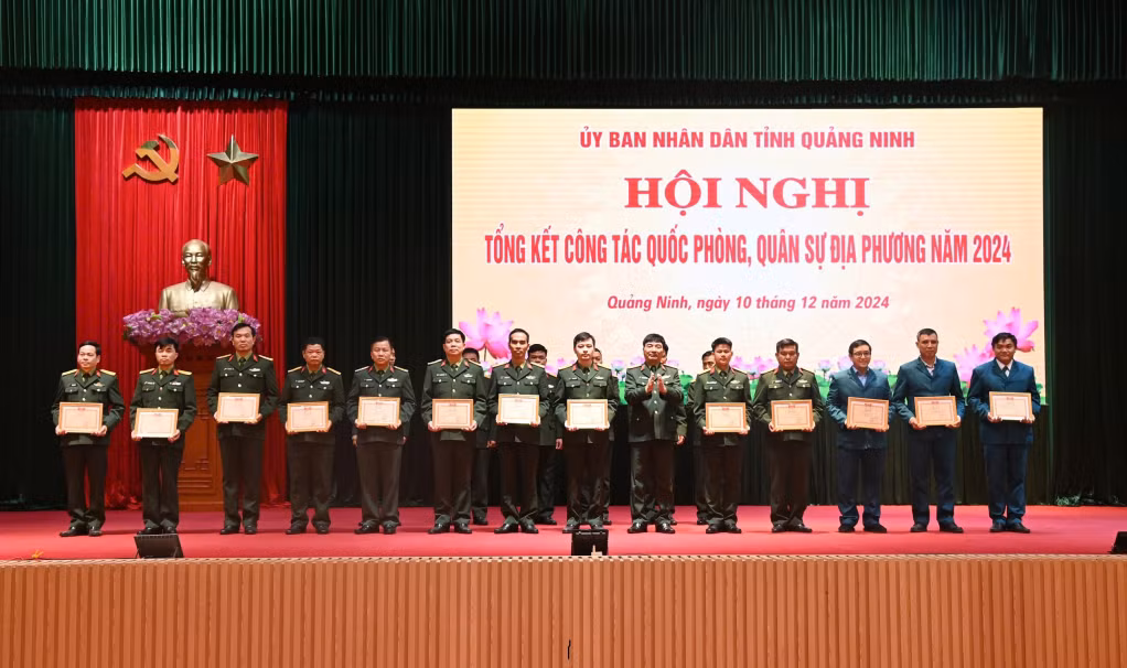 Thiếu tướng Phạm Hoàng Long, Phó Tham mưu trưởng Quân khu 3, trao thưởng cho các tập thể, cá nhân có thành tích xuất sắc trong phong trào thi đua Quyết thắng năm 2024.