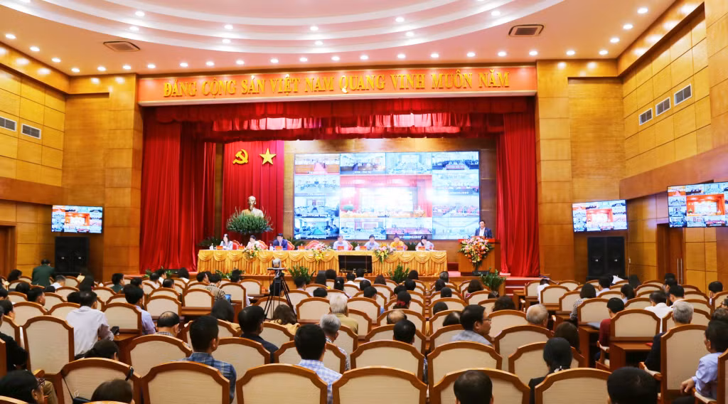 Quang cảnh hội nghị tiếp xúc cử tri tại TP Hạ Long.