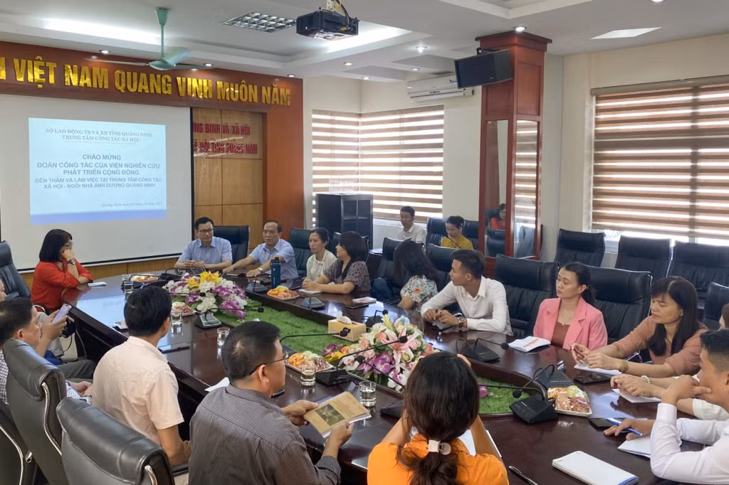 Trung tâm Công tác xã hội Quảng Ninh làm việc với Đoàn công tác của Viện nghiên cứu phát triển cộng đồng, tháng 11/2023. Ảnh do đơn vị cung cấp