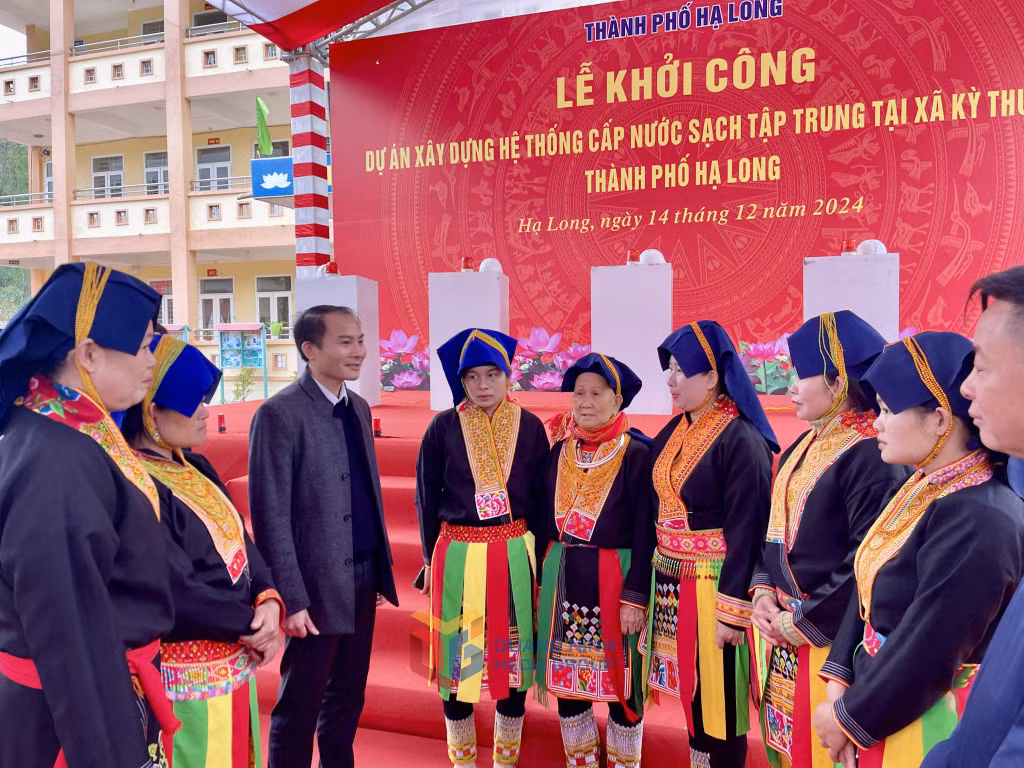 Lãnh đạo TP Hạ Long trò chuyện, đề nghị người dân xã Kỳ Thượng ủng hộ công tác GPMB để dự án được hoàn thành trong thời gian sớm nhất.