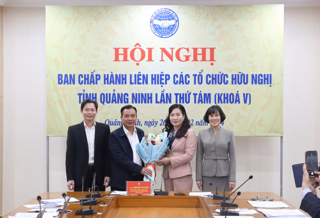 Liên hiệp các tổ chức hữu nghị tỉnh tặng hoa chia tay các đồng chí thôi không tham gia Ủy viên Ban Chấp hành, Ban Thường vụ khóa V, nhiệm kỳ 2020 - 2025.