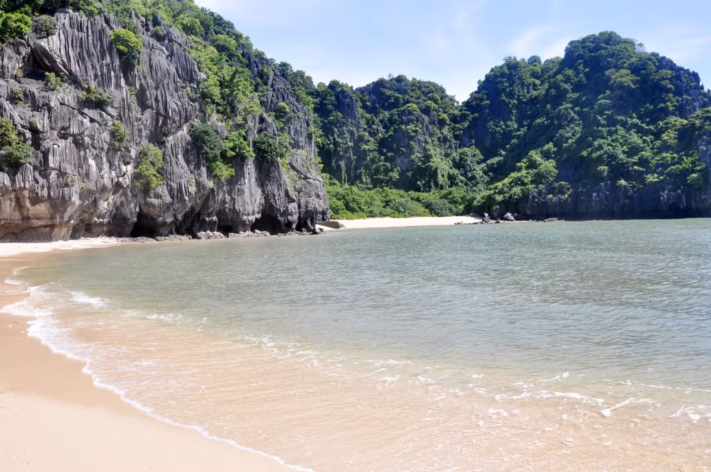 Các bãi cát mịn màng, nước trong vắt, có sóng êm xô nhẹ vào bờ rất nên thơ.