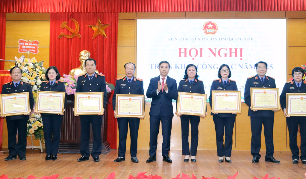 Đồng chí Phạm Đức Ấn, Chủ tịch UBND tỉnh trao tặng Bằng khen cho các tập thể, cá nhân có thành tích trong công tác phối hợp thực hiện tốt nhiệm vụ chính trị của địa phương.