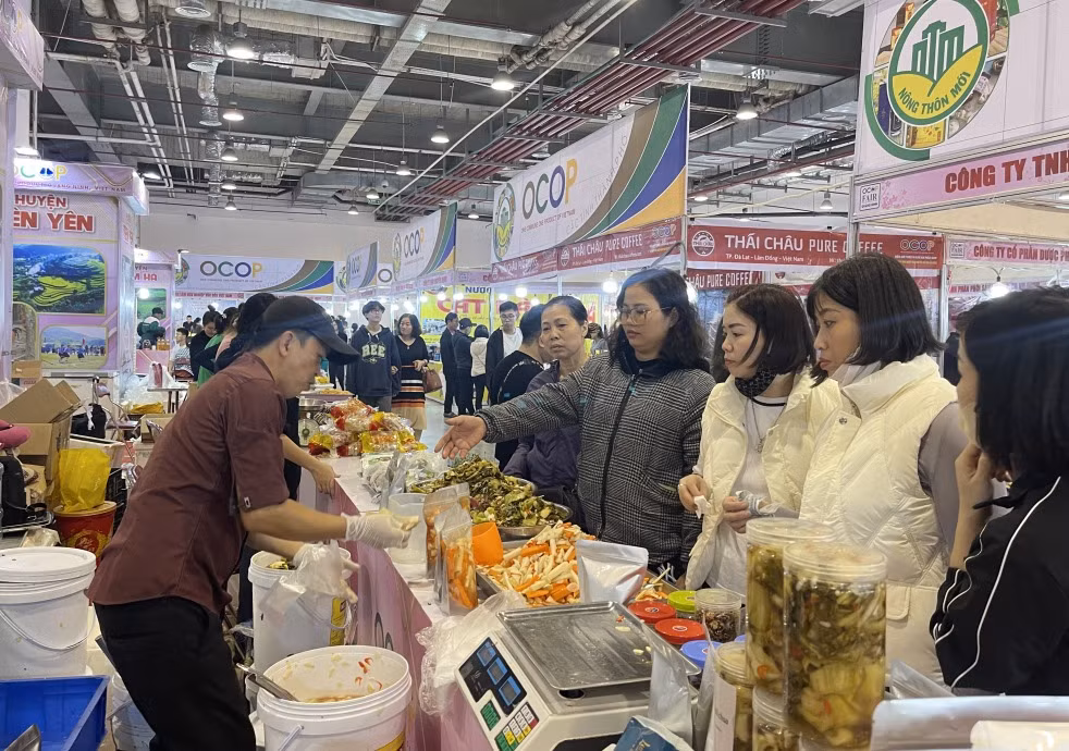Nhiều sản phẩm nông sản Quảng Ninh và nhiều địa phương trong nước tham gia Hội chợ OCOP Quảng Ninh - Xuân 2024 tại Cung quy hoạch, hội chợ và triển lãm tỉnh.