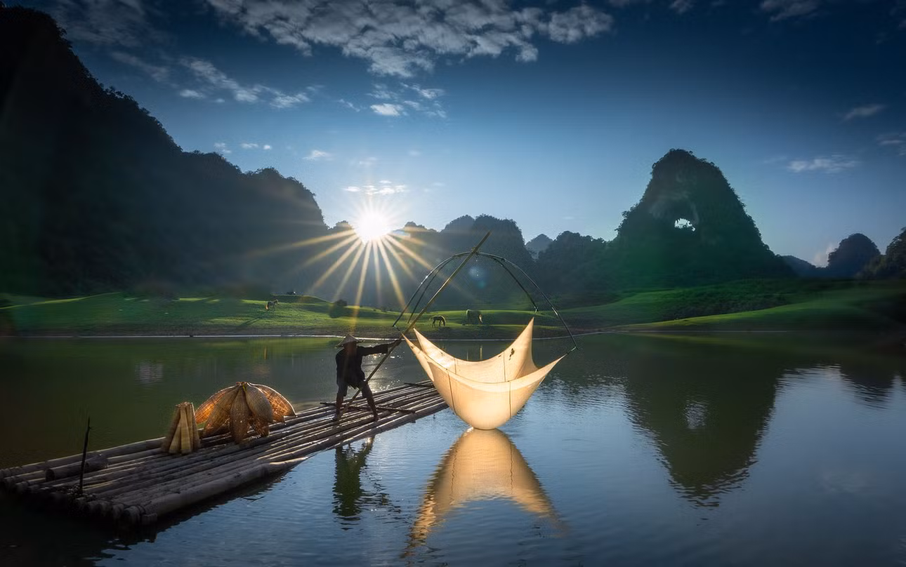 Nổi bật giữa núi là một lỗ thủng lớn xuyên qua lòng núi, có đường kính hàng chục mét. Đây là điểm nhấn đặc biệt của ngọn núi này.
