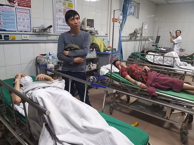Nhiều công nhân nhập viện với các triệu chứng đau đầu, đau bụng, chóng mặt sau bữa ăn trưa.