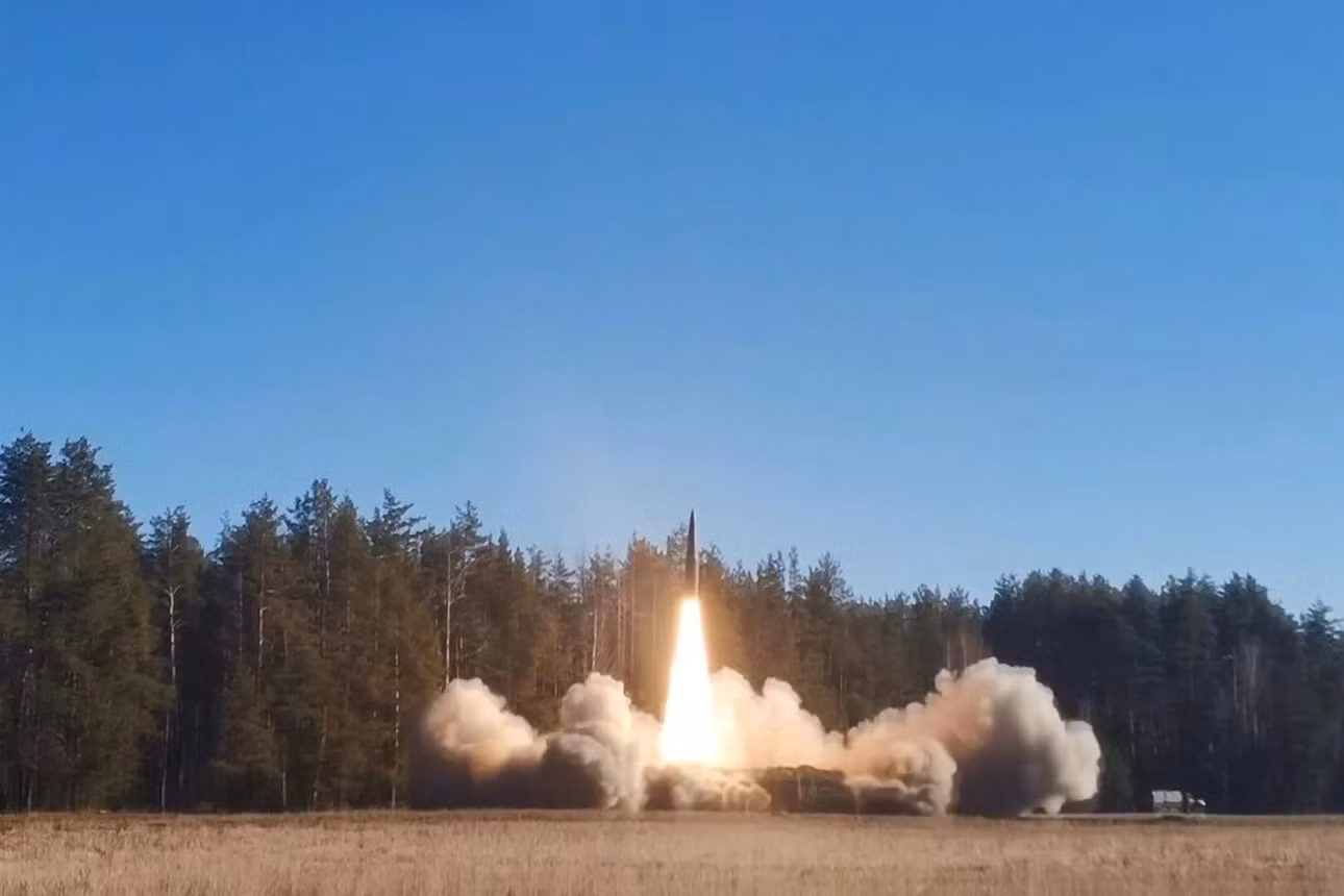 Tên lửa đạn đạo chiến thuật Iskander phóng vào các vị trí của Ukraine. Ảnh: Sputnik