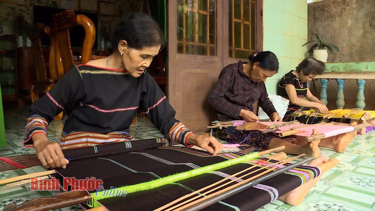 Phụ nữ M'nông giữ gìn nghề dệt thổ cẩm của dân tộc mình - Ảnh: Từ Huy