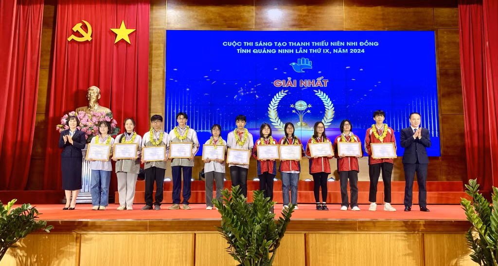 Giải Nhất cuộc thi được trao cho các em học sinh đến từ Trường THPT Cẩm Phả (TP Cẩm Phả), Trường THCS Mạo Khê I và THCS Mạo Khê II (TP Đông Triều).
