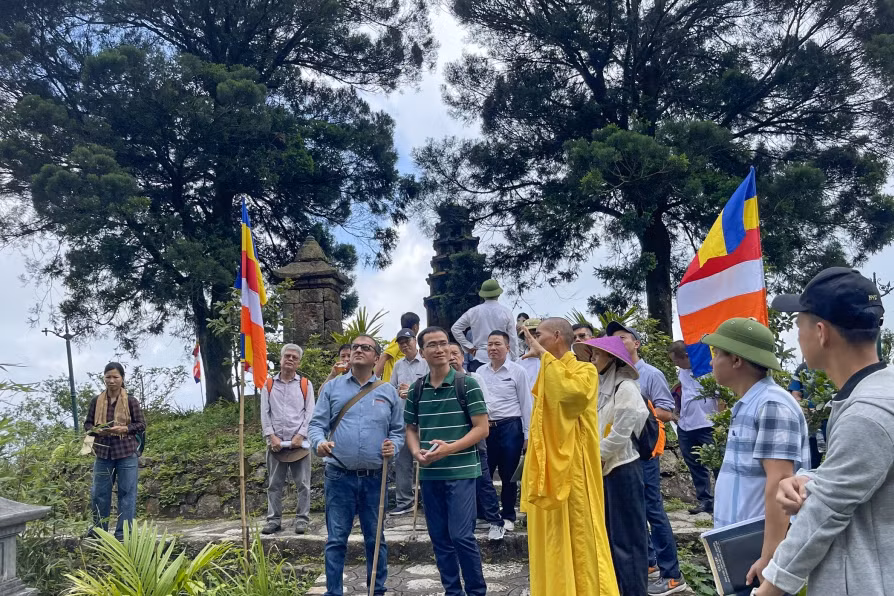 Chuyên gia của Hội đồng Di tích và di chỉ quốc tế UNESCO thẩm định thực địa tại Khu di tích và danh thắng Yên Tử (tháng 8/2024). Ảnh: Nguyễn Thơm
