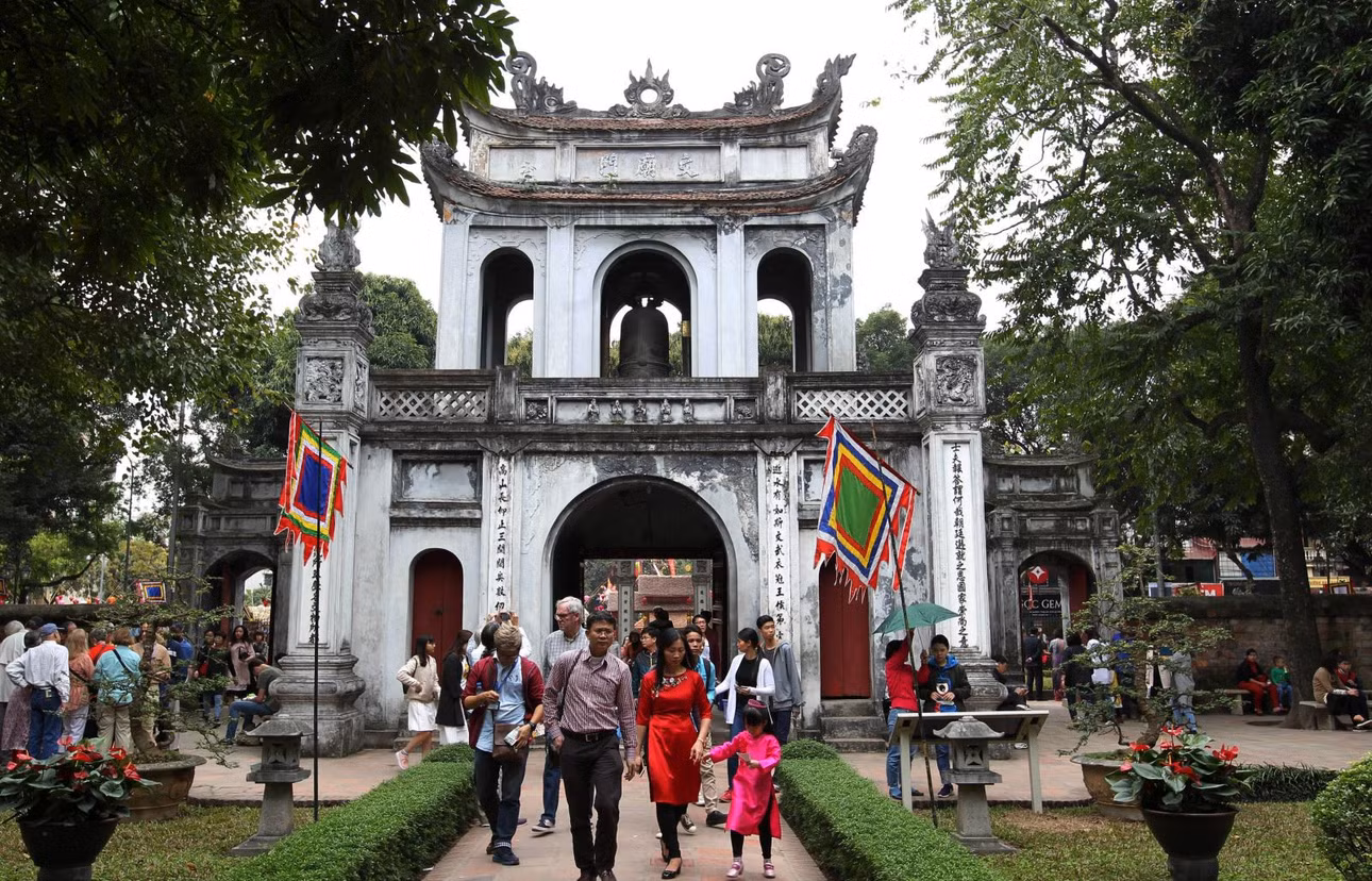 Di tích Văn Miếu - Quốc Tử Giám (Hà Nội) đưa hệ thống thuyết minh tự động vào phục vụ du khách. Ảnh: Quốc Khánh/TTXVN