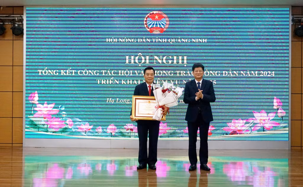 Lãnh đạo HND tỉnh trao bằng khen của Thủ tướng Chính phủ cho ông Đàm Minh Sơn, nguyên Trưởng Ban Xây dựng Hội, HND tỉnh.