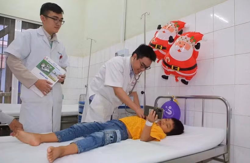 Các bác sỹ thăm khám cho cháu bé trước lúc xuất viện. (Nguồn: báo Sức khỏe và Đời sống)