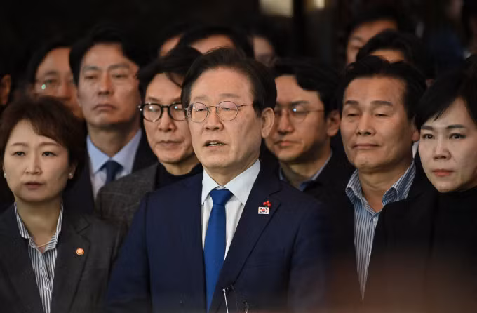 Lee Jae-myung, lãnh đạo đảng Dân chủ dẫn đầu phe đối lập, đêm 3/12 phát biểu ngoài hội trường sau khi quốc hội chặn lệnh thiết quân luật của Tổng thống Yoon Suk-yeol. Ảnh: AFP
