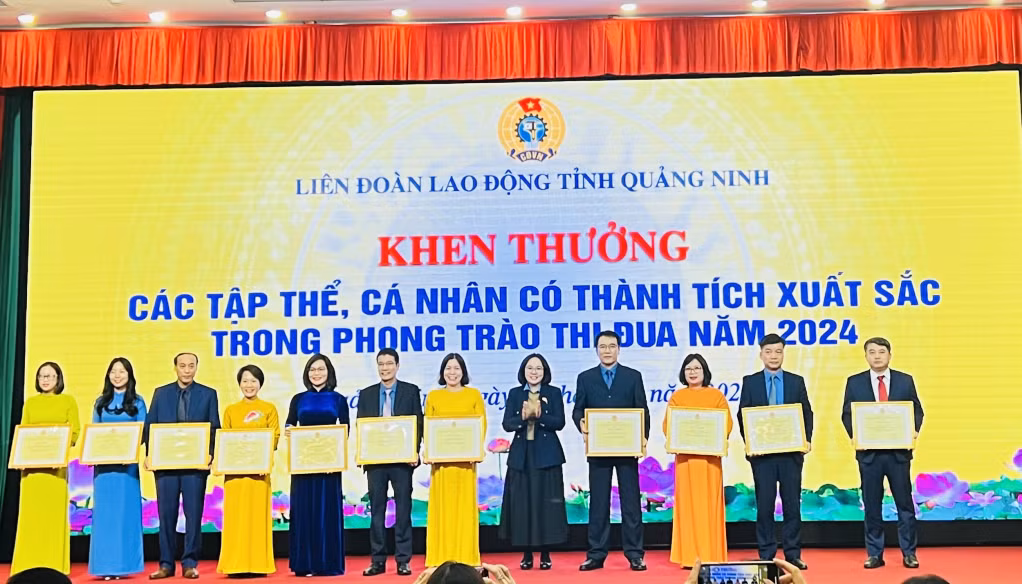 Các cá nhân có thành tích xuất sắc được tặng bằng khen của LĐLĐ tỉnh.