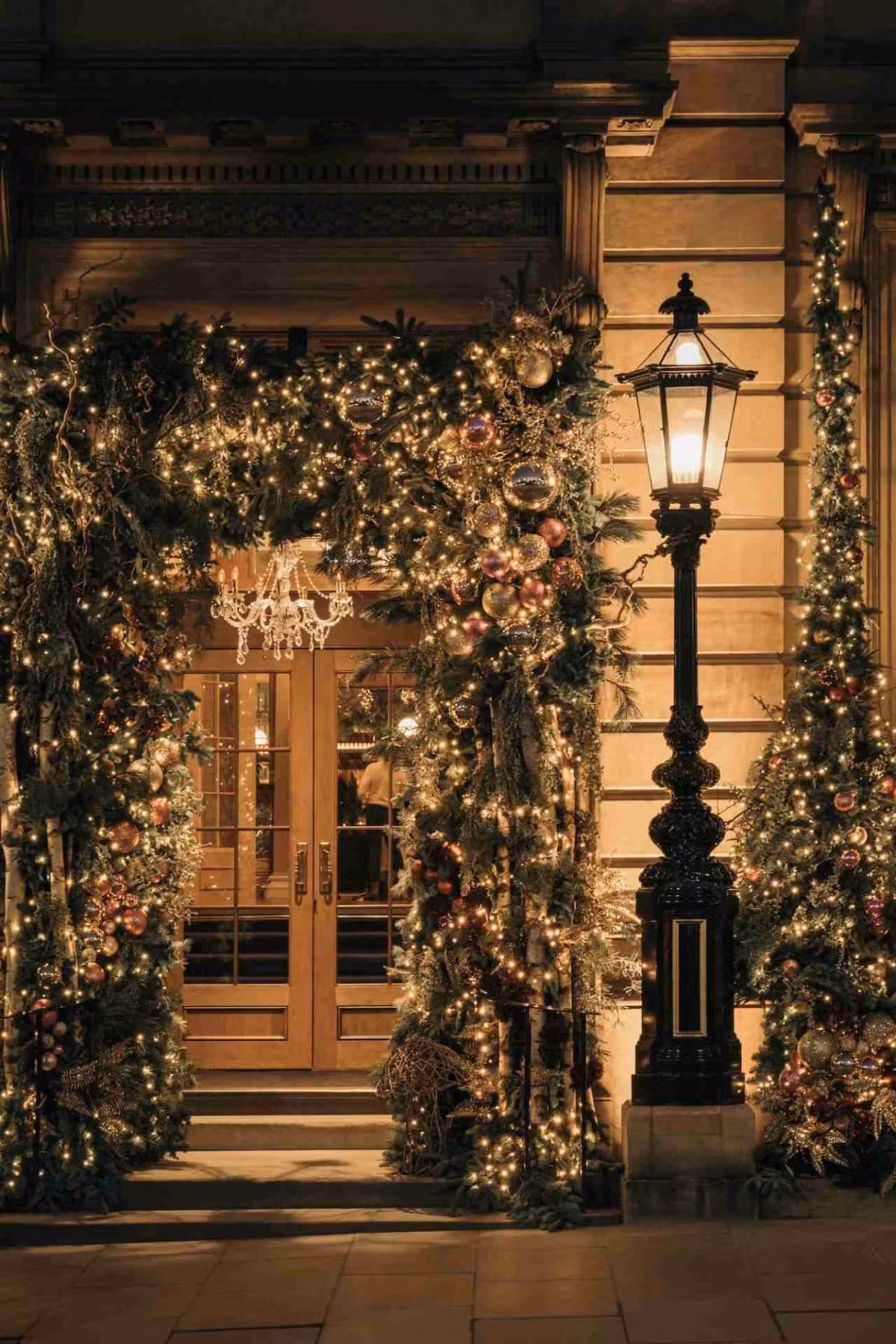 Khách sạn Gleneagles, nằm ở vùng Perthshire, Scotland, là địa điểm được đánh giá cao để lưu trú mỗi dịp Giáng sinh. Nơi đây tràn ngập không khí lễ hội, văn hóa dân gian Scotland, đốt lửa trại củi nổ lách tách và chuyến thăm đặc biệt của ông già Noel cùng 9 con tuần lộc.