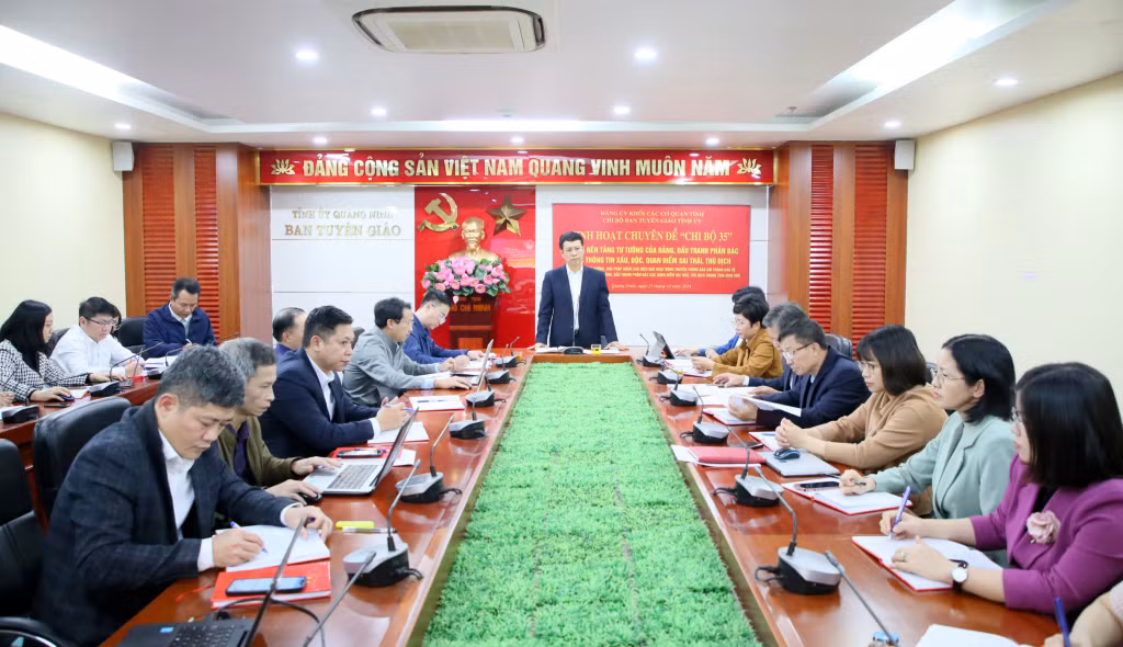 Đồng chí Nguyễn Hồng Dương, Ủy viên Ban Thường vụ, Bí thư Chi bộ, Trưởng Ban Tuyên giáo Tỉnh ủy, chủ trì buổi sinh hoạt chuyên đề “Chi bộ 35”.