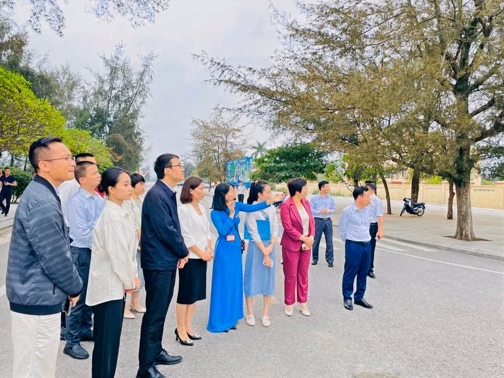 Thành viên CLB Thuyết minh viên giới thiệu cho du khách những di tích, địa điểm du lịch khi đến Móng Cái. Ảnh: Vân Anh.