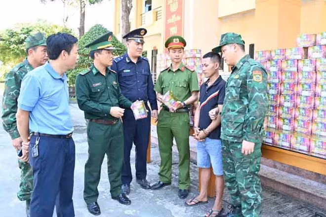 Đối tượng Hưng bị khởi tố, bắt tạm giam vì mua 168 hộp pháo hoa nổ trái phép về để bán kiếm lời. Ảnh: Công an Hà Tĩnh.