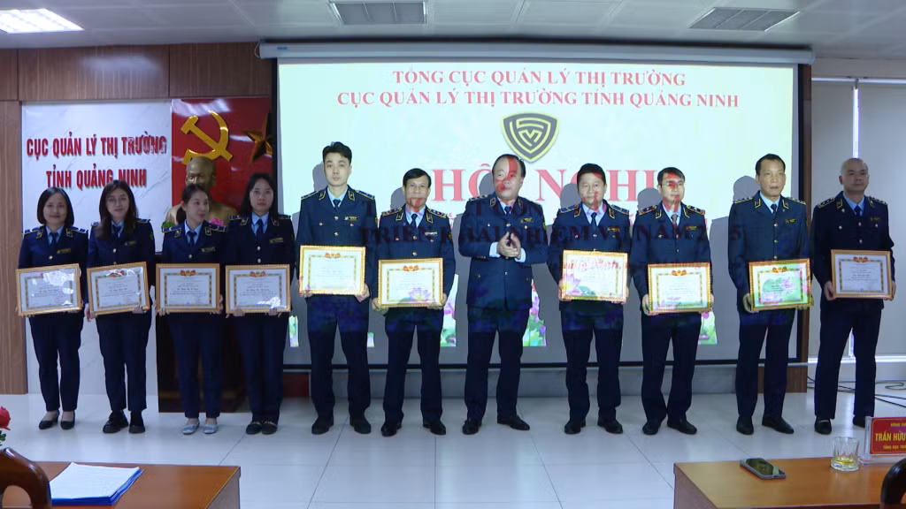 Tại hội nghị, nhiều tập thể, cá nhân có thành tích xuất sắc được tuyên dương, khen thưởng.