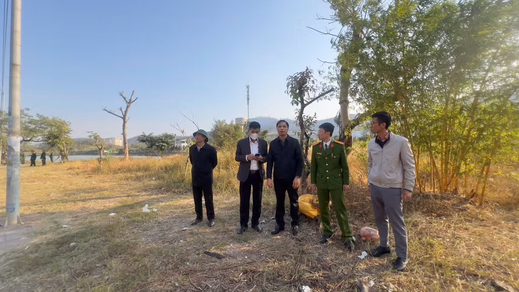 Đồng chí Vũ Văn Diện, Phó Chủ tịch Thường trực UBND tỉnh, có mặt tại hiện trường để chỉ đạo xử lý vụ việc.