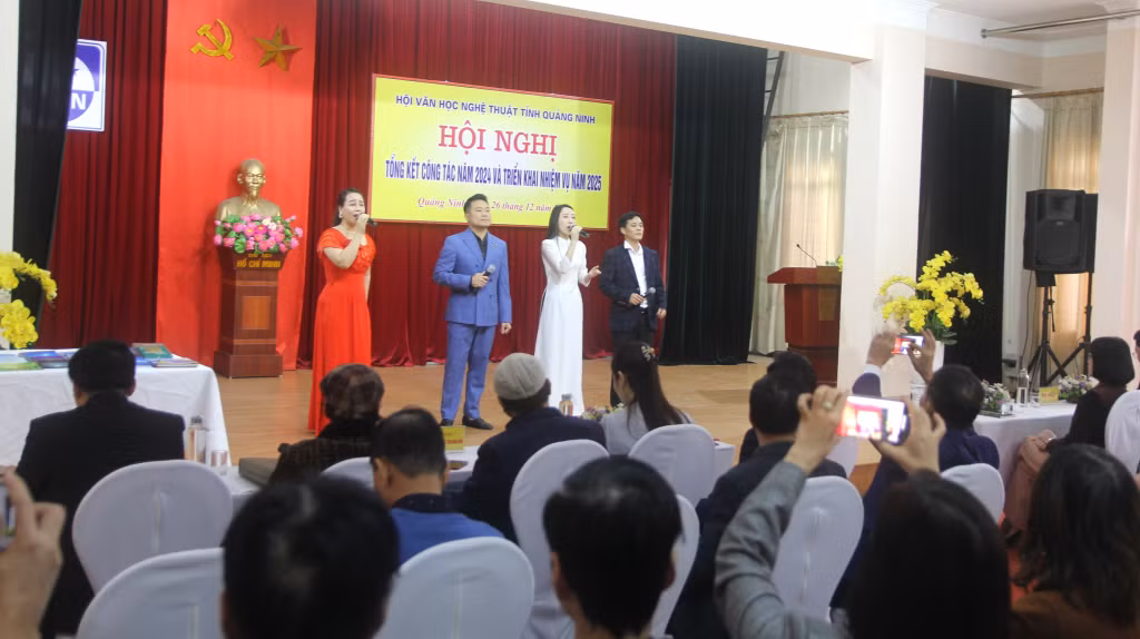 Biểu diễn tác phẩm âm nhạc viết về Hội VHNT tỉnh của các nhạc sĩ Quảng Ninh.