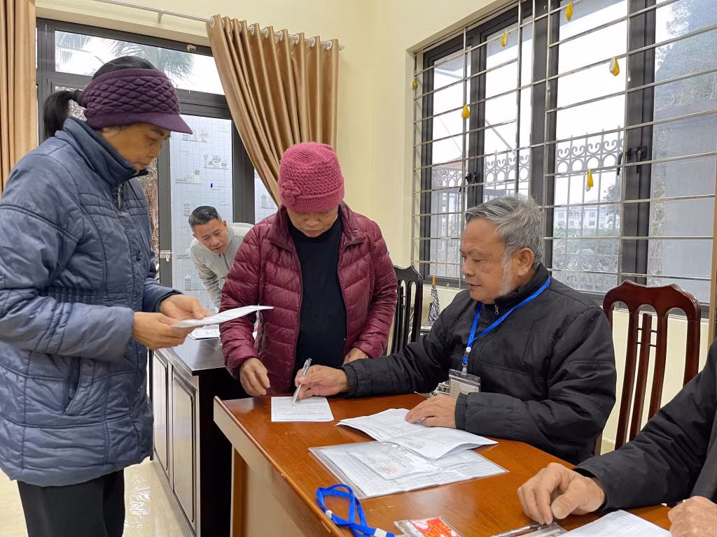 Cử tri khu phố 1, phường Hồng Hải, TP Hạ Long, làm thủ tục nhận phiếu bầu cử trưởng khu phố.