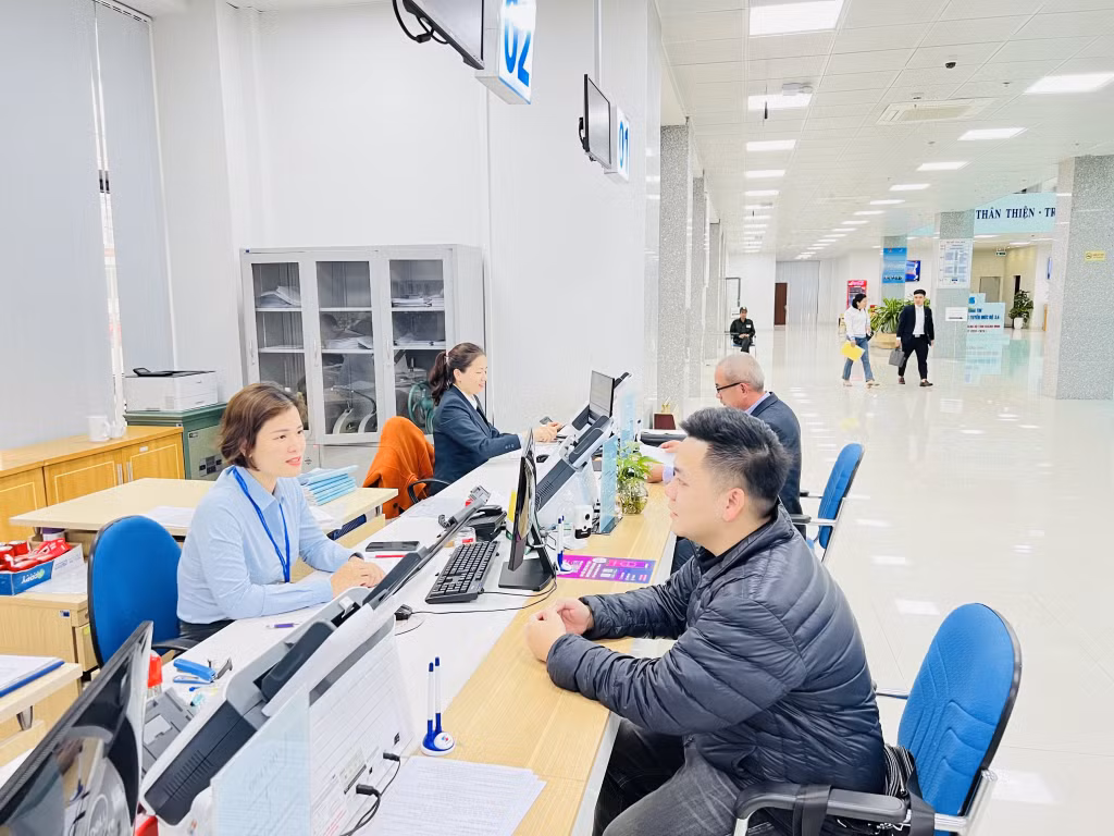 Cán bộ Trung tâm Phục vụ hành chính công tỉnh luôn thực hiện tốt các quy tắc ứng xử trong giải quyết công việc. Ảnh: Thanh Hằng