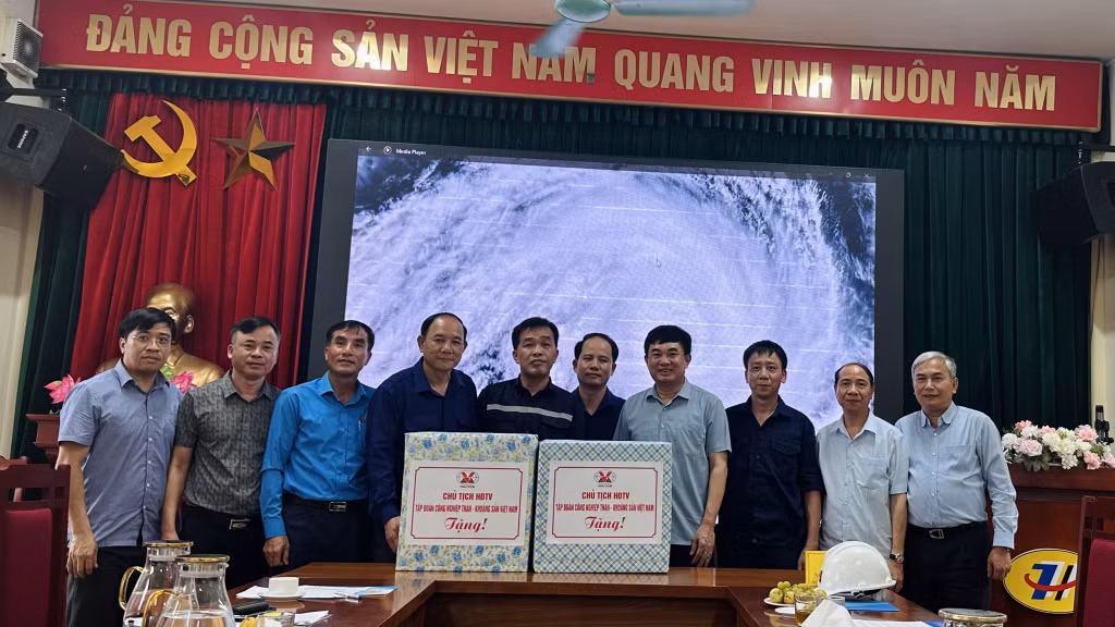 Lãnh đạo Tập đoàn tặng quà, động viên cán bộ, công nhân Công ty Than Hòn Gai sau bão số 3.