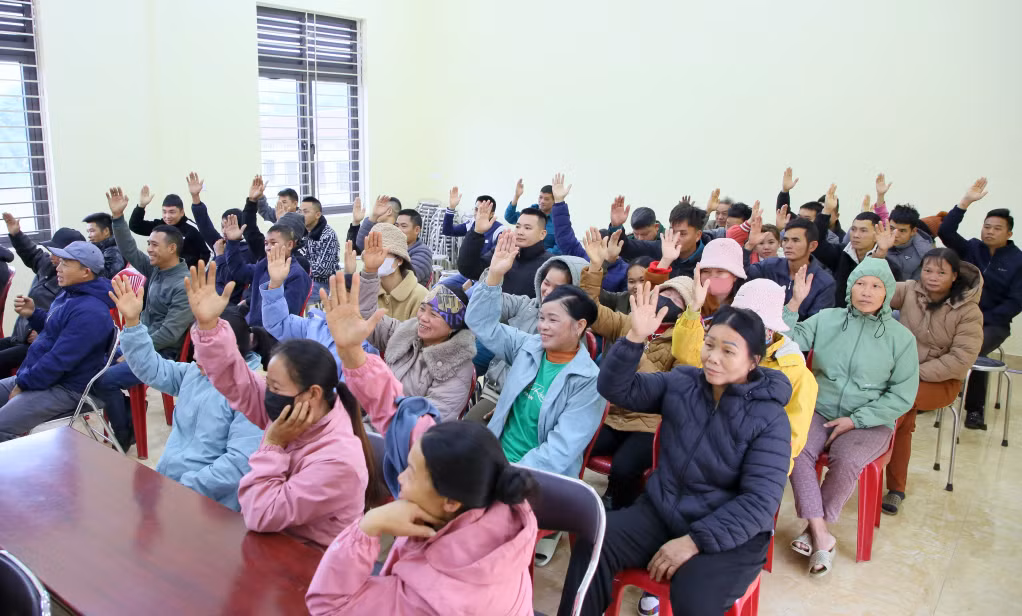 100% cử tri đại diện hộ gia đình trên địa bàn thôn Lục Chắn, xã Hải Sơn, TP Móng Cái, biểu quyết nhất trí bầu ra trưởng thôn nhiệm kỳ mới.