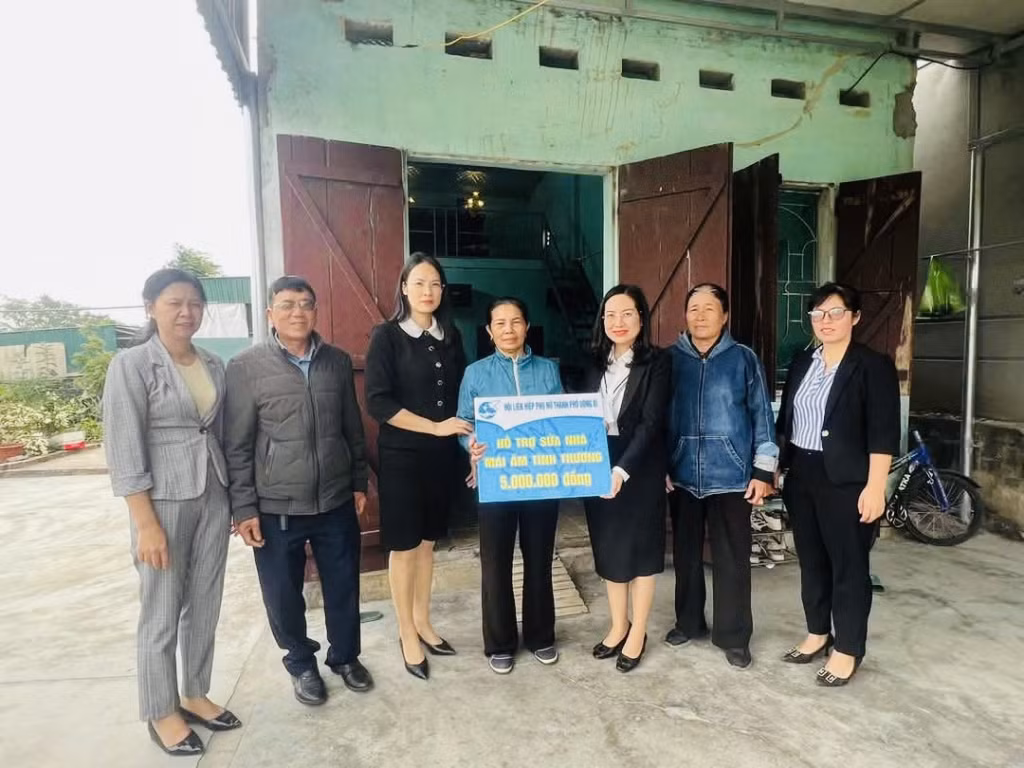 Hội LHPN TP Uông Bí hỗ trợ gia đình chị Nguyễn Thị Nga (phường Yên Thanh) bị thiệt hại do cơn bão số 3 gây ra.