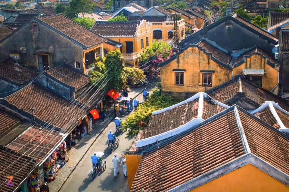 Du khách check-in tại khu phố cổ và những con hẻm màu vàng đặc trưng của Hội An hồi tháng 8. Ảnh: Phạm Thắng.