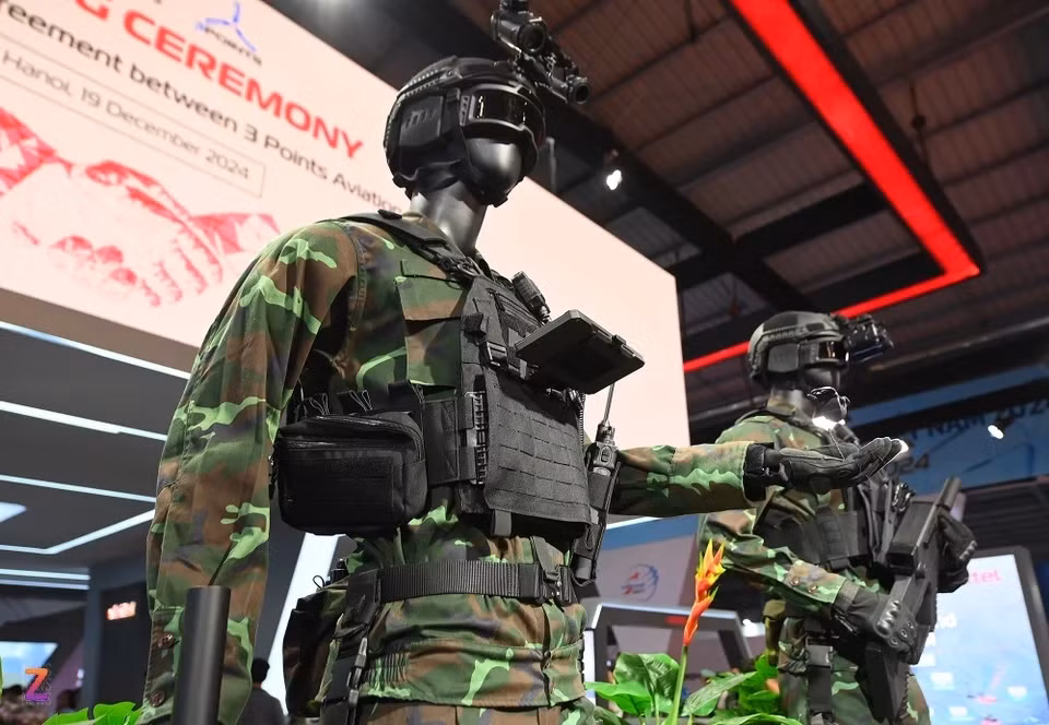 Đây là hai mẫu trang bị mang tính ý tưởng, được Viettel xây dựng trên nền tảng tích hợp vũ khí thông minh, thu thập xử lý trao đổi thông tin, kết nối người lính thành một phần của mạng lưới chiến trường.