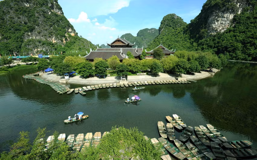 Vẻ đẹp sơn thủy hữu tình của bến đò Tràng An (Ninh Bình). Ảnh: Minh Đức/TTXVN