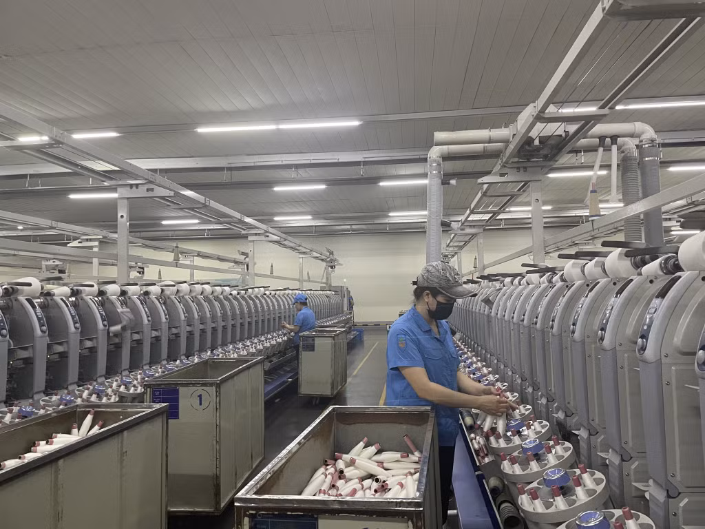 Sản xuất sợi tại Công ty TNHH Khoa học kỹ thuật Texhong Ngân Hà.