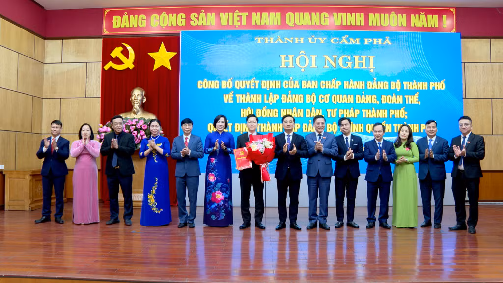 Đồng chí Bí thư Thành ủy, Chủ tịch HĐND thành phố, trao Quyết định của Ban Chấp hành Đảng bộ thành phố về việc thành lập Đảng bộ Cơ quan chính quyền thành phố trực thuộc Đảng bộ TP Cẩm Phả.