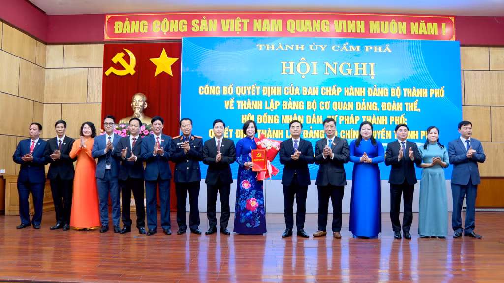 Đồng chí Nguyễn Anh Tú, Tỉnh ủy viên, Bí thư Thành ủy, Chủ tịch HĐND thành phố, trao Quyết định về việc thành lập Đảng bộ Cơ quan Đảng, Đoàn thể, Hội đồng nhân dân, Tư pháp thành phố trực thuộc Đảng bộ TP Cẩm Phả.