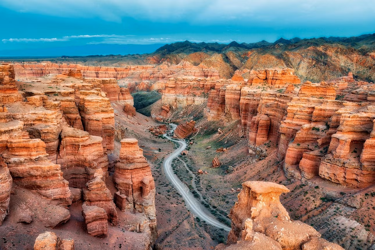 Kích thước không phải là tất cả khi nói đến hẻm núi Charyn của Kazakhstan. Hẻm núi này được cho là có tuổi đời khoảng 5 triệu năm. Tại đây, sự tương tác giữa các điều kiện khí quyển và đá sa thạch đỏ trầm tích đã tạo nên những màu đỏ, hồng, cam nổi bật. Ảnh: Lukas Bischoff Photograph.