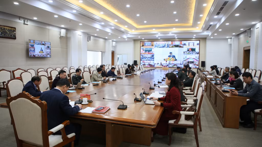 Các đại biểu tại điểm cầu Quảng Ninh nghe ý kiến chỉ đạo về phương hướng, nhiệm vụ trọng tâm năm 2025 của Bộ, ngành Tư pháp.