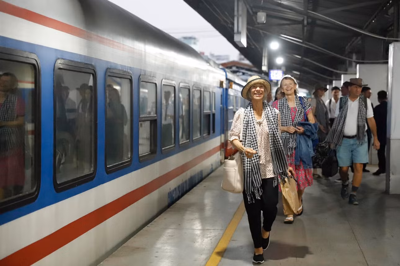 Những hành khách đầu tiên chuẩn bị lên chuyến tàu xuyên Việt, ngày 19/12. Ảnh: Đường sắt Việt Nam